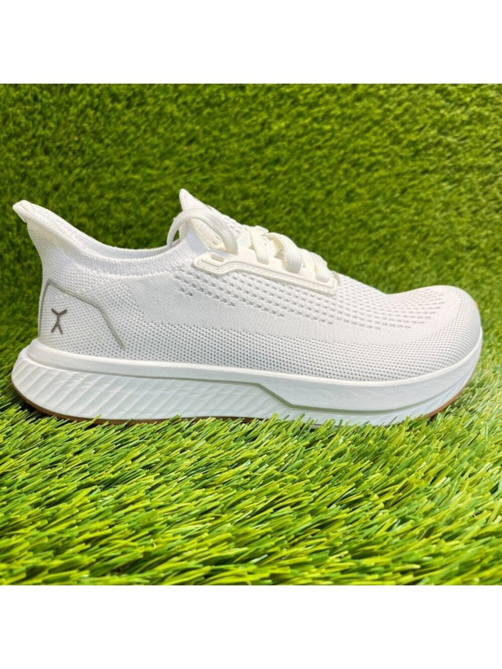 Flux Adapt Runner White Gum Womens Size 7 Running Athletic Walking Knit Shoes